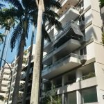 Reforma de fachada com aplicação de revestimento em granito e instalação de novos guarda-corpo nas varandas, em condomínio residencial