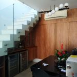 Madeira e vidro em reforma de imóvel unifamiliar em Itaquatiara, Niterói