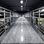 Detalhe dos acabamentos com corrimão em aço inoxidável e revestimento em granito