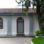 No detalhe, a fachada do imóvel histórico reformado pelas equipes da engenharia RJ no Jardim Botânico do Rio.